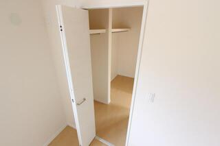 ウォークインクローゼットが部屋と部屋を繋いでます。