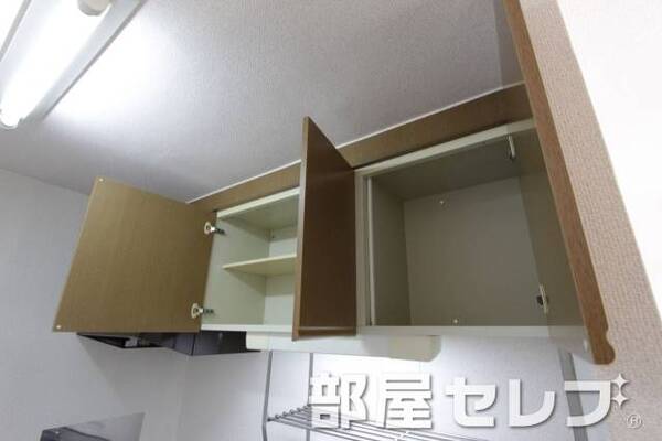 キッチン上部収納。