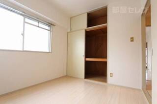 北側洋室の収納もたっぷり入ります。