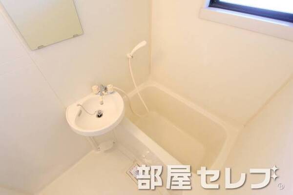 お風呂に小窓がついています。