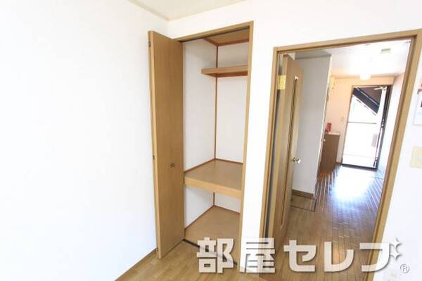 奥行きのある収納。