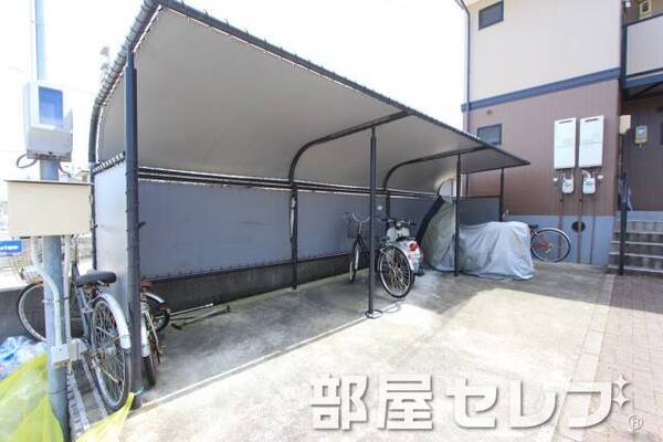 駐輪場。