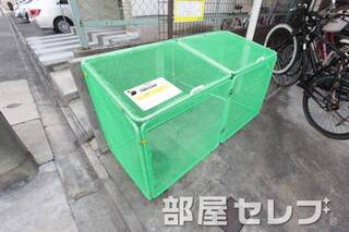 敷地内ゴミ置き場。