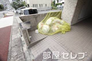 敷地内ゴミ置き場。