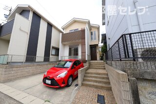 閑静な住宅街にある建物です。