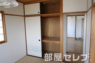 和室に収納スペースあります。