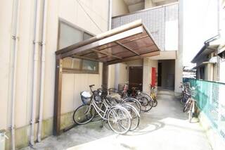 屋根付き駐輪所はありがたいです。203号室の写真です。