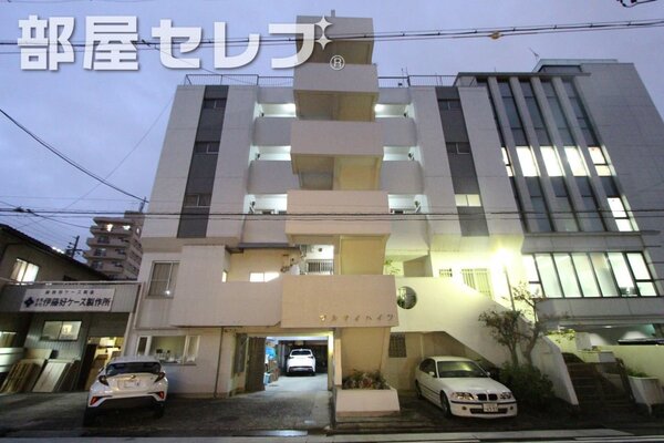 外壁塗装してキレイな外観。