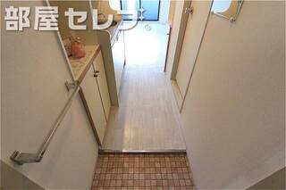 小物が掛けられる玄関です。