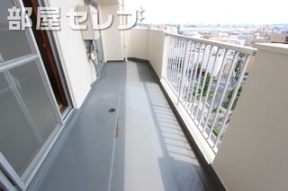 バルコニーは広くて快適。