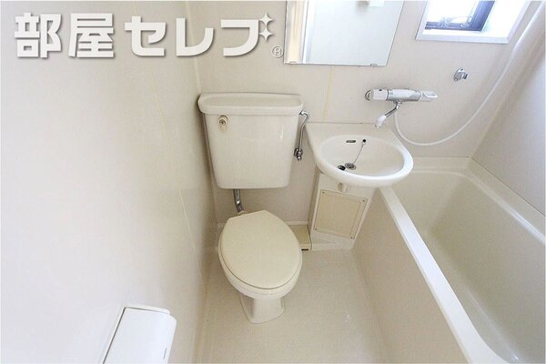 カーテンで仕切りが出来ます。