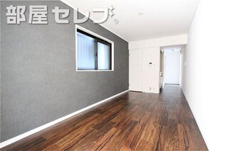 鏡付き洗面台。