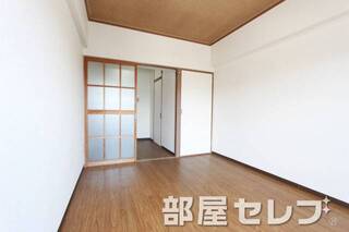 落ち着く色合いのお部屋です。