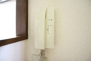 来客者を受話器で確認できます。