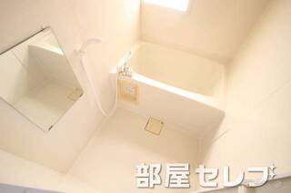 お風呂には小窓があります。