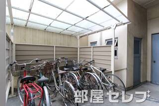 屋根付きの自転車置き場です。