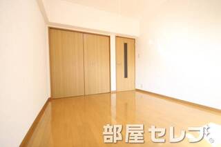 ゆっくり寛げそうな洋室。