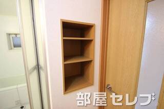 脱衣場に棚。