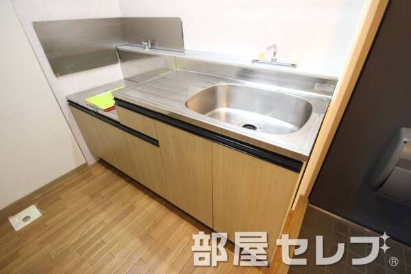 段落ちキッチン。