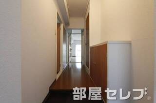 下駄箱付きのオシャレな玄関。