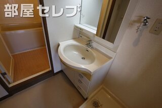 温水洗浄便座のついた広めのトイレ