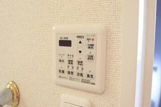 浴室乾燥、暖房、涼風が付いたバスルームです