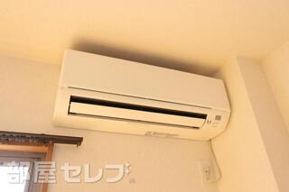 リビングにエアコンが設置されています。