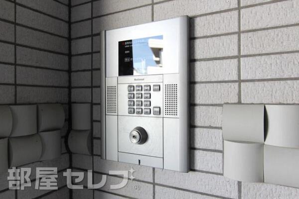 エントランスにはオートロックもあります。