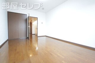 室内に洗濯機がおけます。