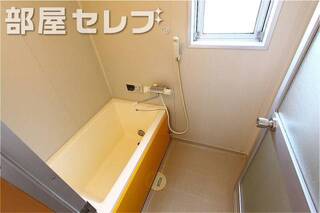小窓が付いていて換気のしやすいお風呂場です。