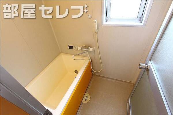 小窓が付いていて換気のしやすいお風呂場です。