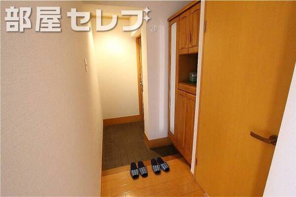 下駄箱付きの明るい玄関です。