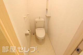 トイレで考え事でも・・。