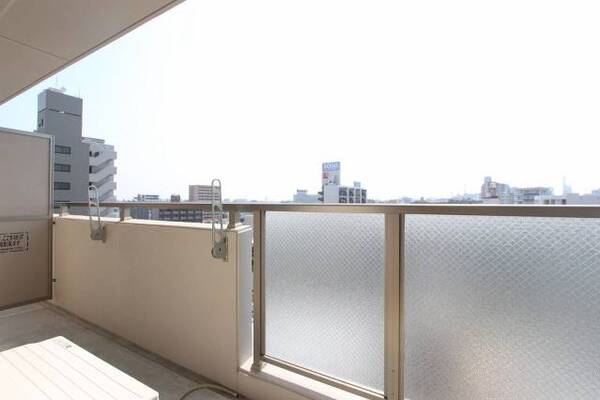 ２つのお部屋に繋がっているバルコニーです
