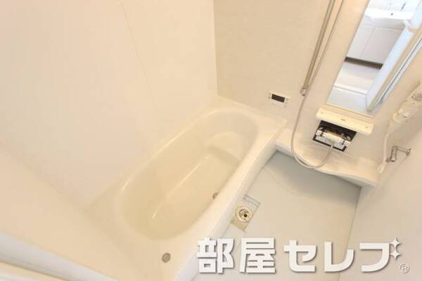 足が伸ばせる広めのお風呂です。