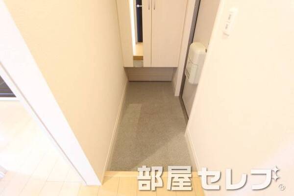 廊下から見た玄関です。