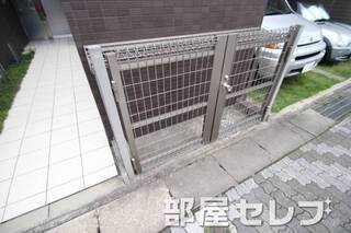 ゴミ置き場も柵があれば安心。