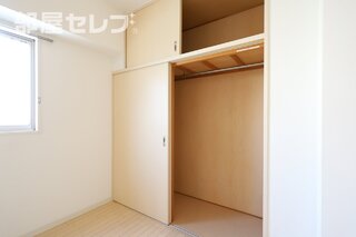 洗面台にも収納があります