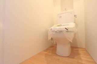 トイレで考え事でも。（イメージ画像）