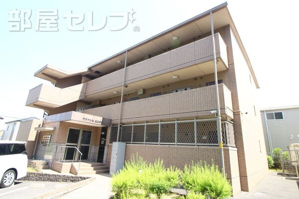 タイル貼りの立派な外観です。