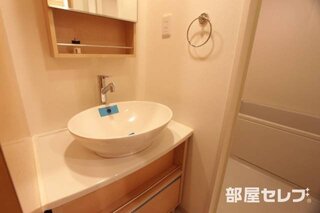 洗面台にも収納があります