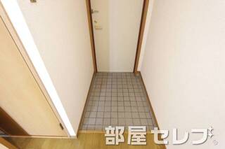 廊下から見た玄関です。