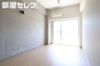 窓の大きな洋室