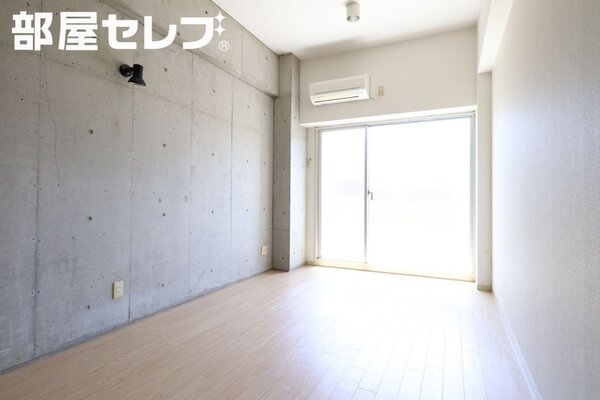 窓の大きな洋室