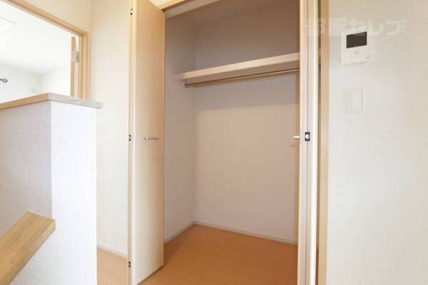 階段を上がった廊下にも嬉しい収納があります。