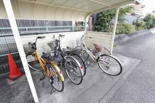 屋根付きの自転車置場です。