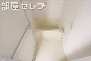 お風呂には小窓があります。