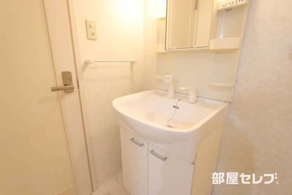 洗面台にも収納があります