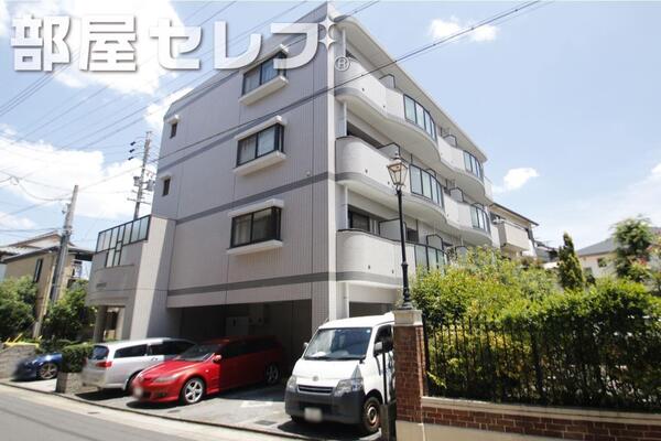 4階建てのマンション。