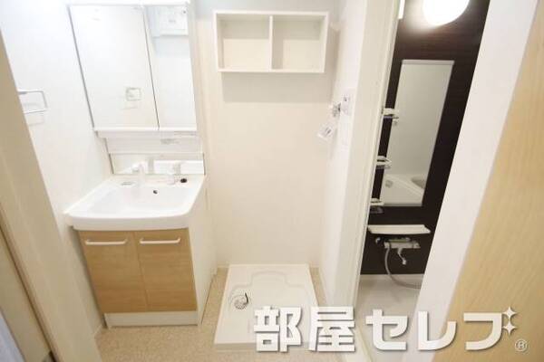 洗濯機置き場はこちらへ。